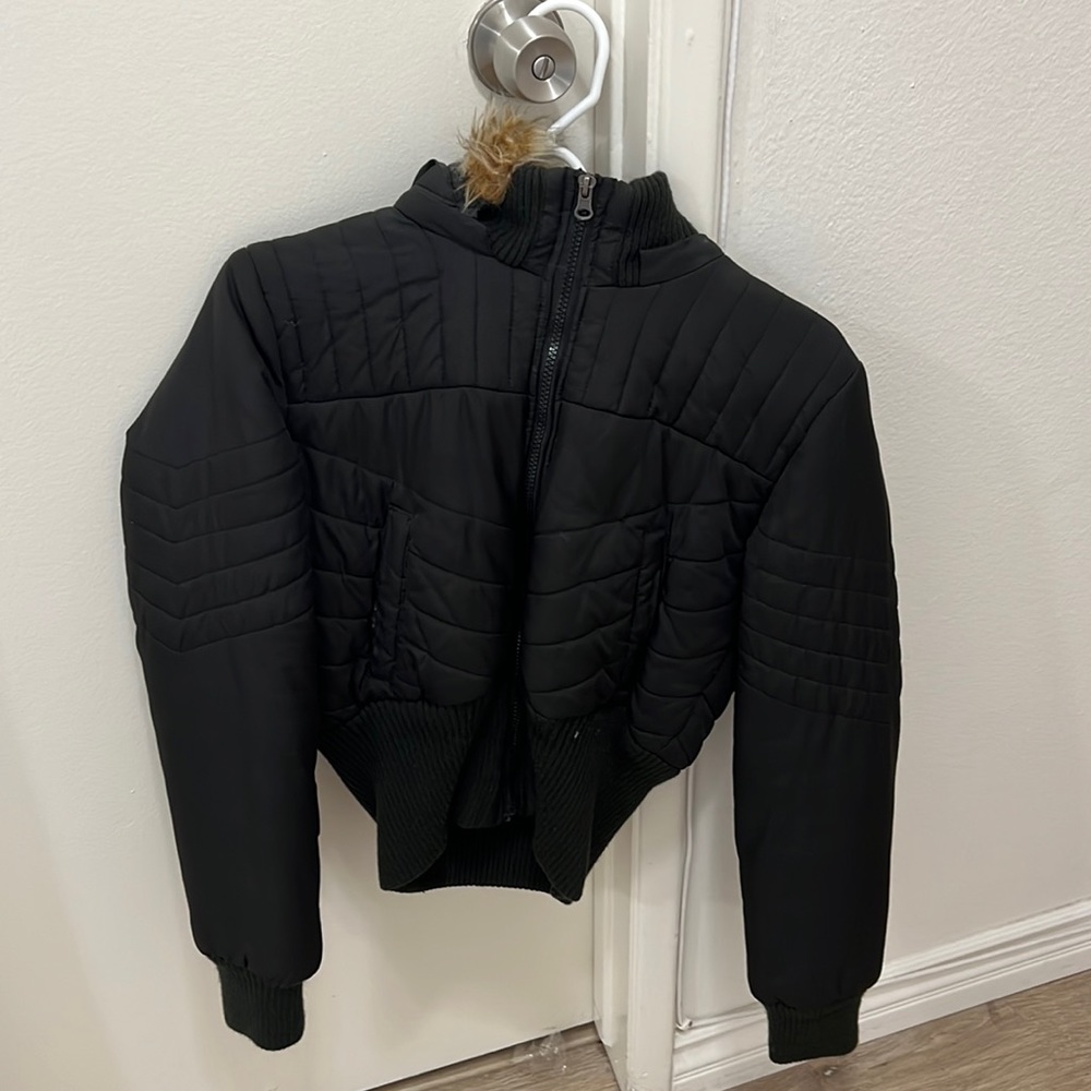 Black puffer jacket with fluffy, removable hood.
Like new 
Size: XS-S